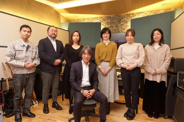 画像: アコースティックエンジニアリングの社員の皆さん。手前が代表取締役の入交研一郎氏、後方向かって左から、永山遥氏、長濱武明氏、高野美央氏、森田利枝氏、平井綾香氏、橘咲氏