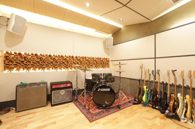 画像: アコースティックエンジニアリングの新しいショールーム。ブースにはアンプや楽器類だけでなく、同社オリジナルのデスクも設置され、DAWを中心とした作業スペースも用意されている