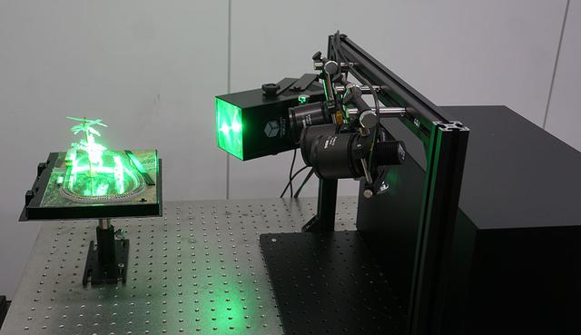 画像: 実際の撮影の様子。今回はグリーンのLED照明で、奥行を持った画像を撮影していた