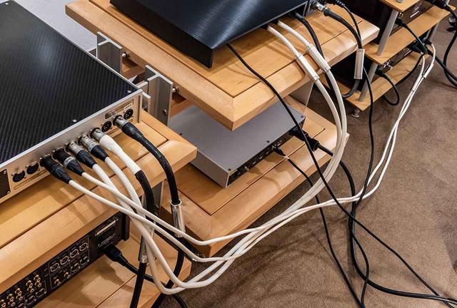 画像: ウェストミンスターラボは、ルーミンの電源回路やオプションの電源ケーブルで協業している。今回の試聴で使った、X1の電源と本体の間をつなぐDCケーブル「X1-X1-C」(¥363,000、税込、0.6m)や、X1とQuest、Rei間をつないだ信号ケーブルは、すべてウェストミンスターラボが手がけている