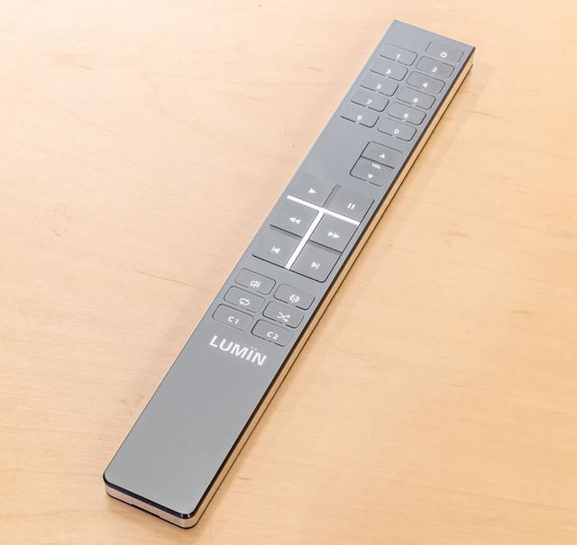 画像: ルーミンでは、ネットワークプレーヤーのオプションとして専用リモコン「LUMIN Remote」(¥35,000、税別)も準備している。これはUSB端子に受光部をつなぐことで、ボリュウムや音源再生操作ができるようになるものだ。アプリからLeedh Processing Volume をオンにしておけば、このリモコンで快適な操作ができることになる。「X1」「S1」「T2」「A1」「T1」「D2」「D1」「U1」「U1 MINI」「M1」で使用可能