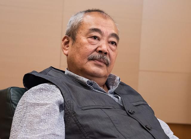 画像: 熱心なオーディオ愛好家の集まり「Double Woofers’」の会長である永瀬宗重さん。数十年に渡るオーディオ経験を持ち、ご自宅には9ペアものスピーカーが(すべて稼働状態で)並ぶ、夢のような環境を整えている。日々その夢の空間で、ハイレゾとアナログレコードのふたつを楽しんでいるとか