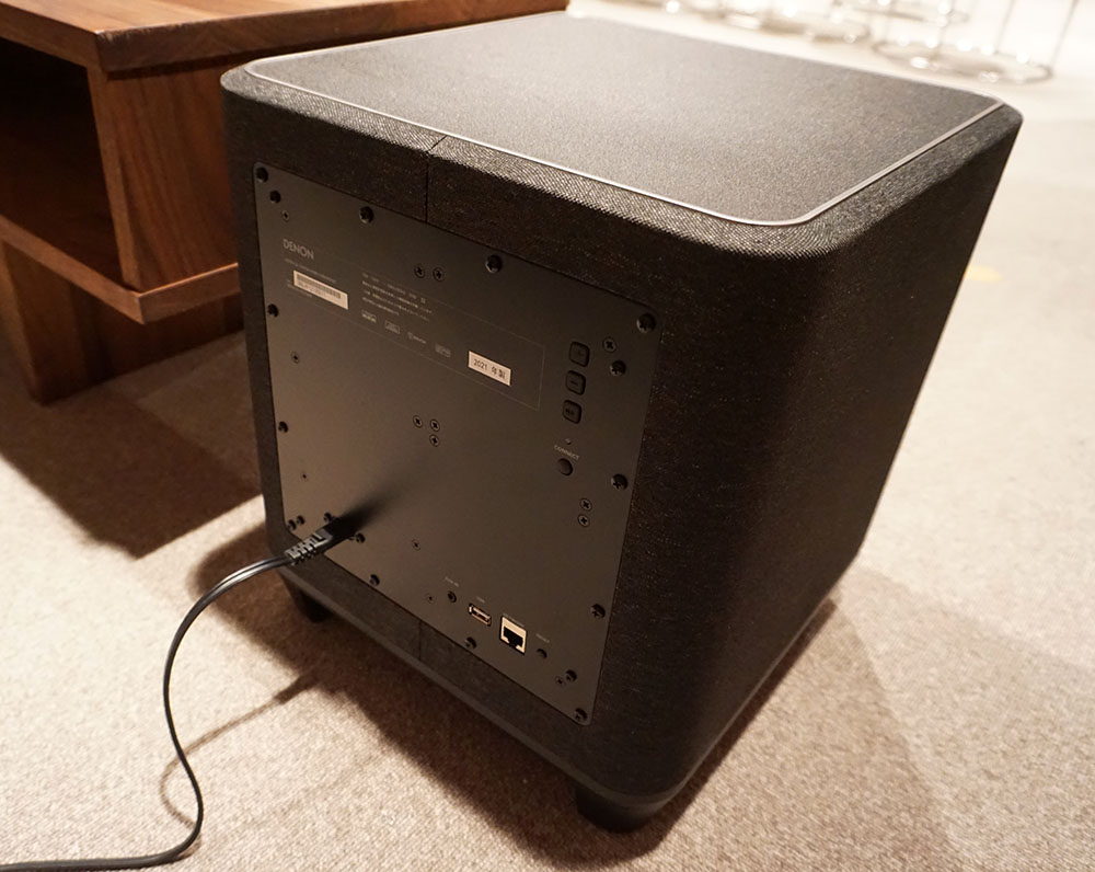 ワイヤレスで迫力たっぷりの重低音が手に入る。デノンがDenon Homeシリーズ専用ワイヤレスサブウーファー「Denon Home