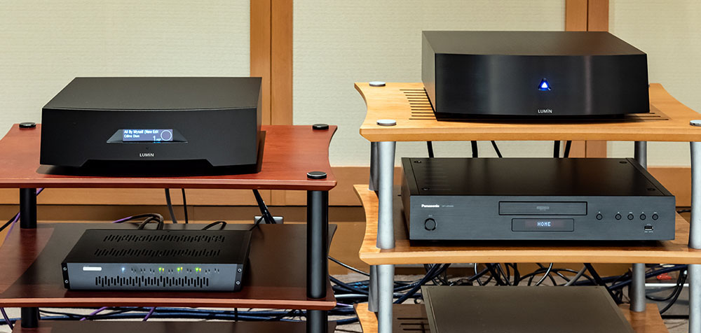 画像: ●プロジェクター:ビクターDLA-V9R ●ディスプレイ:東芝48X9400S ●UHDブルーレイプレーヤー:パナソニックDP-UB9000 ●ネットワークスイッチ:SOtM sNH-10G