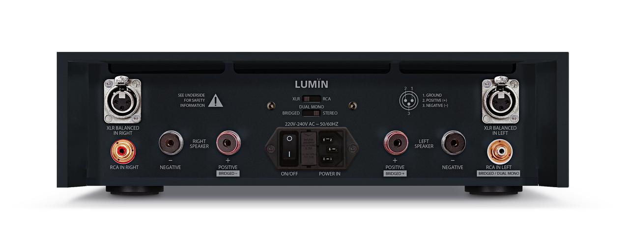 画像: ルーミン初のパワーアンプとして、Westmin sterLabとの共同開発で誕生したのが本機。比較的コンパクトな筐体ながら、4Ω時320W×2、8Ω時160W×2の出力を叩き出すステレオパワーアンプだ。またブリッジ設定として、640W出力のモノーラルアンプとしても使用できる。電源は600VAトロイダルトランス内蔵のリニア電源仕様、出力段もAB級アナログ増幅構成。筐体は8mm厚の無垢のアルミニウムを削り出した強固なものだ