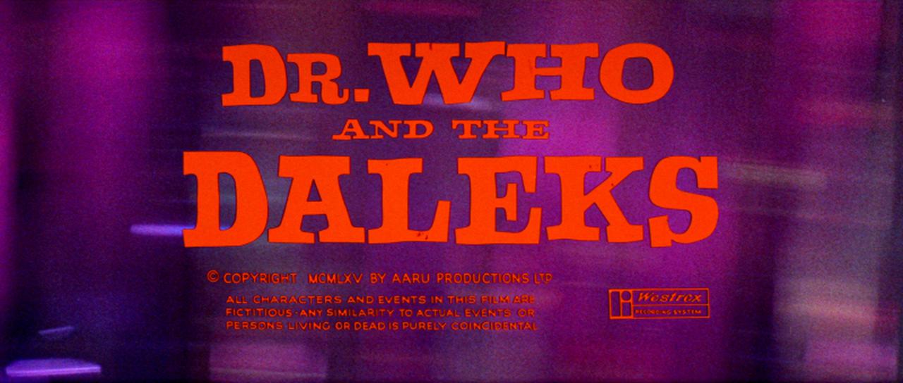 画像: Dr.フー in 怪人ダレクの惑星(1965) 監督 ゴードン・フレミング 製作 マックス・J・ローゼンバーグ ミルトン・サボツキー 製作総指揮 ジョー・ヴェゴダ 原作 テリー・ネイション 脚本 ミルトン・サボツキー 撮影 ジョン・ウィルコックス 音楽 マルコム・ロックヤー 出演 ピーター・カッシング ロイ・キャッスル ジェニー・リンデン ロバータ・トヴェイ 異次元旅行機ターディスを発明したフー博士は、孫娘たちに機械の構造説明をしていた。ところが、ふとしたはずみで機械が作動、博士たちは未知の惑星に飛ばされてしまう。そこは好戦的なダレク族が、温厚なサール族を支配する核戦争後の星であった。博士たちはサール族を助け、ダレク族に立ち向かっていく。