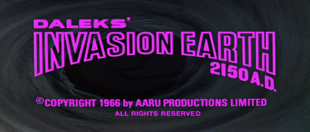 画像: 地球侵略戦争2150(1966) 監督 ゴードン・フレミング 製作 マックス・J・ローゼンバーグ ミルトン・サボツキー 製作総指揮 ジョー・ヴェゴダ 脚本 ミルトン・サボツキー 撮影 ジョン・ウィルコックス 音楽 ビル・マッグフィー 出演 ピーター・カッシング バーナード・クリビンス ジル・カーゾン アンドリュー・キア 強盗団を見つけた警官トムは、救援を求めて交番電話ボックスに駆け込んだ。だがそれはフー博士が発明したタイムマシンで、博士一行と2150年の世界へと旅立ってしまう。2150年の地球はダレク星人に侵略され、ロボットに支配された人類は奴隷として働かされていた。フー博士たちは少数のレジスタンスとともに、地球の危機を救うための戦いを繰り広げていく。