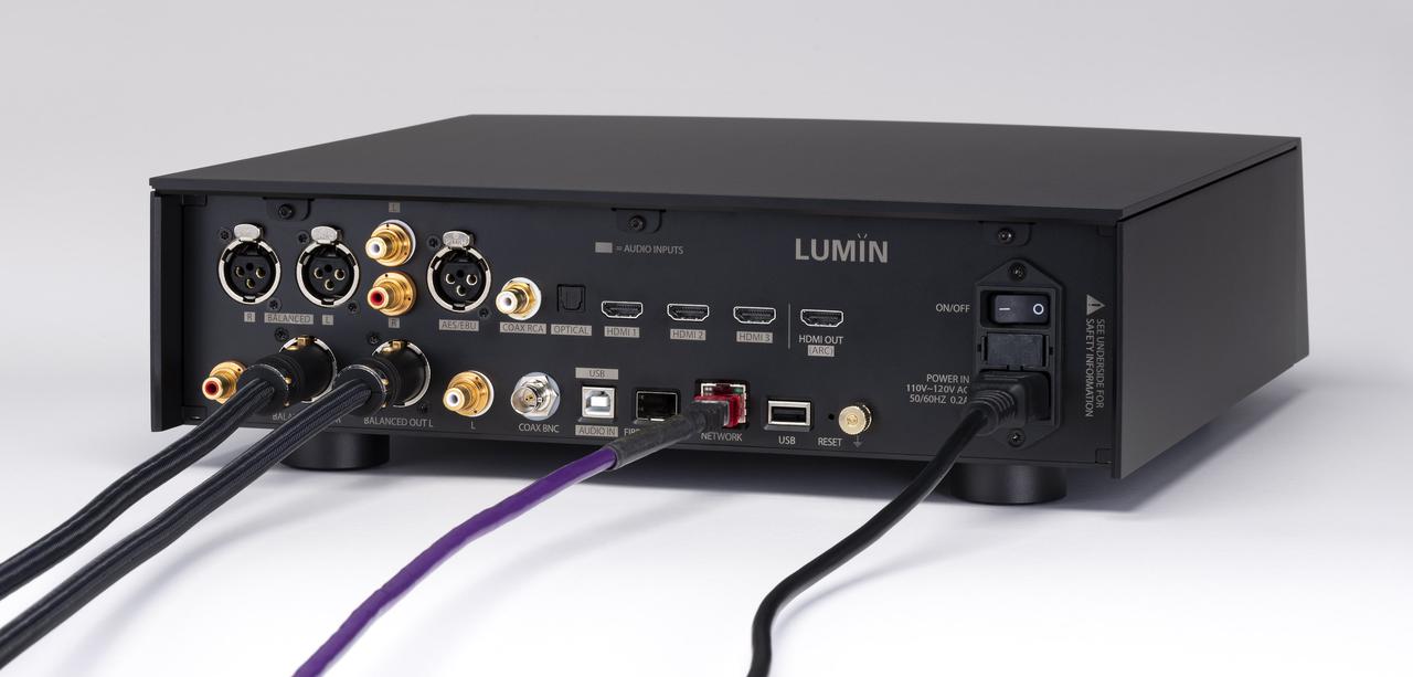 画像: デノンのプリメインアンプPMA-SX1 LIMITEDと固定音量レベルで接続。単体のネットワーク対応DACとしてチェックした。接続はアンバランス、バランスを試し、後者をメインに用いた