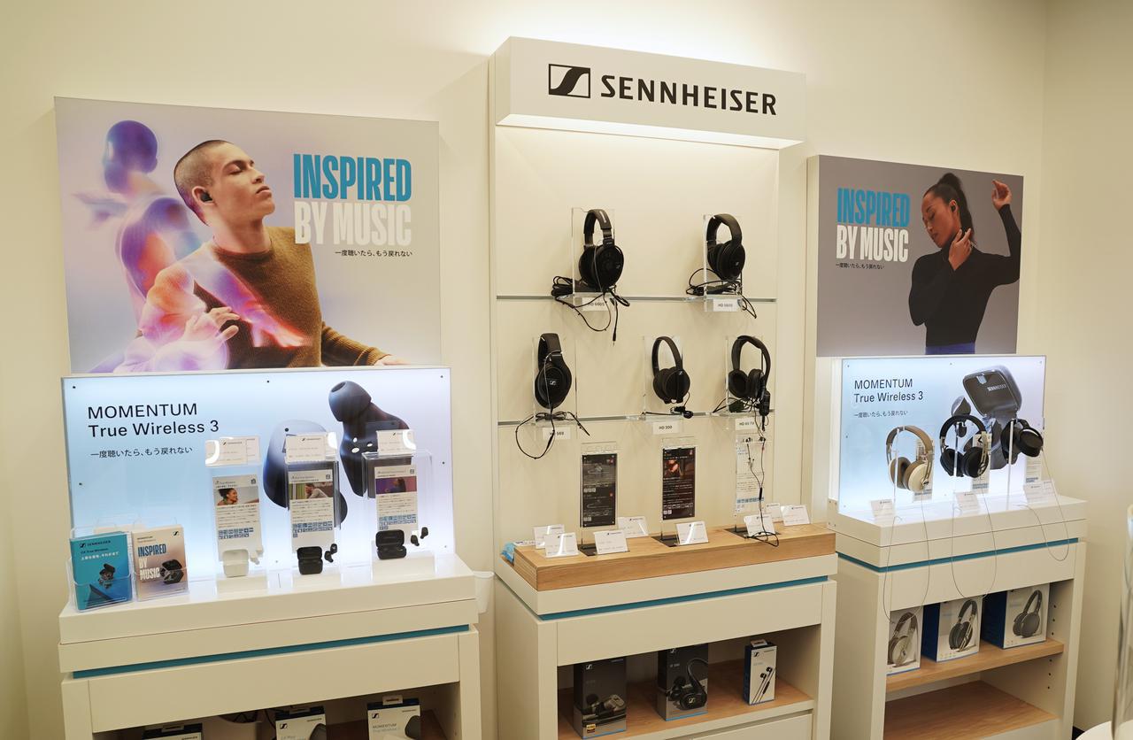画像: グループ入りしたゼンハイザーの完全ワイヤレスイヤホン、有線ヘッドホンなどが展示されており、試聴・購入も可能
