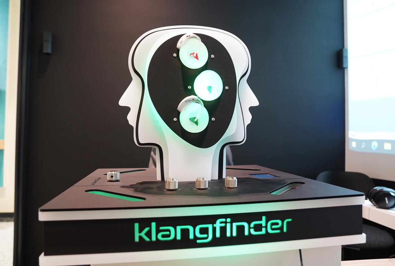 画像: セルフリスニングルームで測定したユーザーの聴こえ方の状況を再現したり、補聴器を装着した場合の聴こえ方などなど、さまざまな聴こえの状態を体験できるようになっている。写真の機材は上から、補聴器、耳栓、ワイヤレス式の補聴器