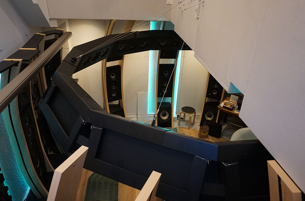 画像: MIL Studioは地下に設けられた空間だ。その入り口から見るとトップスピーカーが綺麗に円を描いて取り付けられているのが分かる