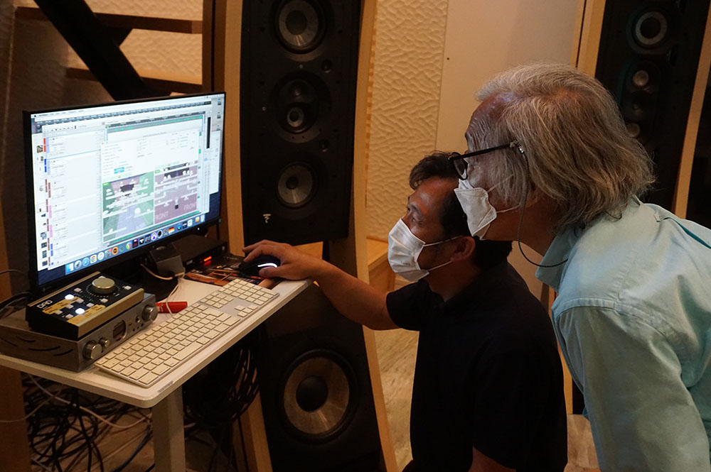 画像: 360 Reality Audioエンコードソフトの解説を聞く麻倉さん