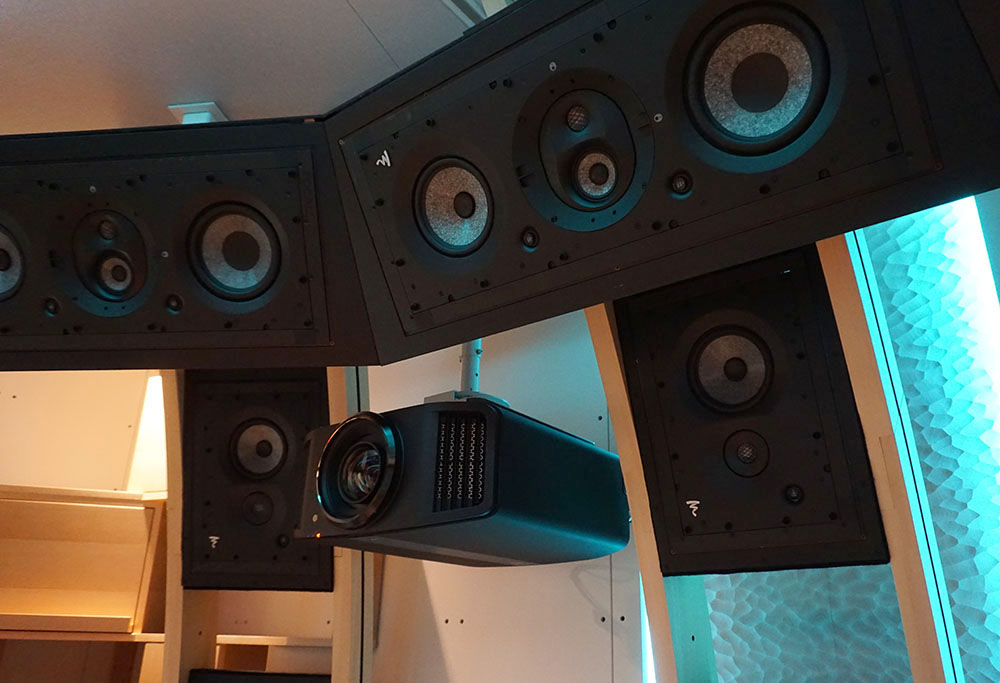 画像: 映像コンテンツの再生用に8K対応プロジェクターも装備する。近々ドルビーアトモス対応プリアンプを導入予定とかで、パッケージソフトも高品質に楽しめることになる