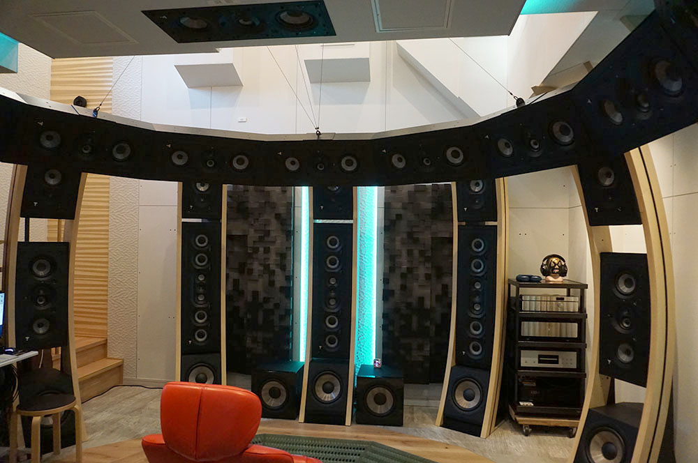 画像: MIL Studioの象徴とも言える12本のスピーカースタンド。フランス・フォーカルの埋め込み式スピーカーを使い、様々なイマーシブオーディオに最適な配置を実現している
