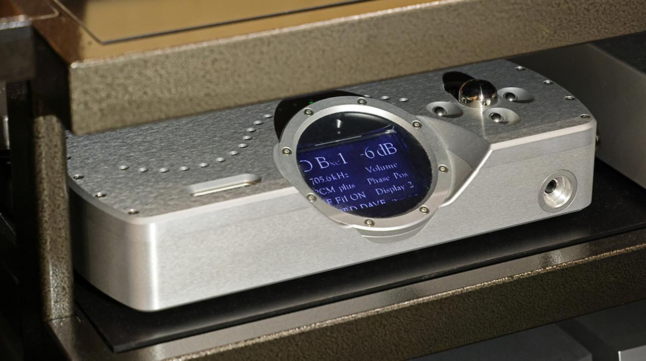 画像: USB DACはコードの「DAVE」を長年愛用しているとのこと。試聴時にはHugoのアップスケーラー「M Scaler」経由でデジタル信号を送っている