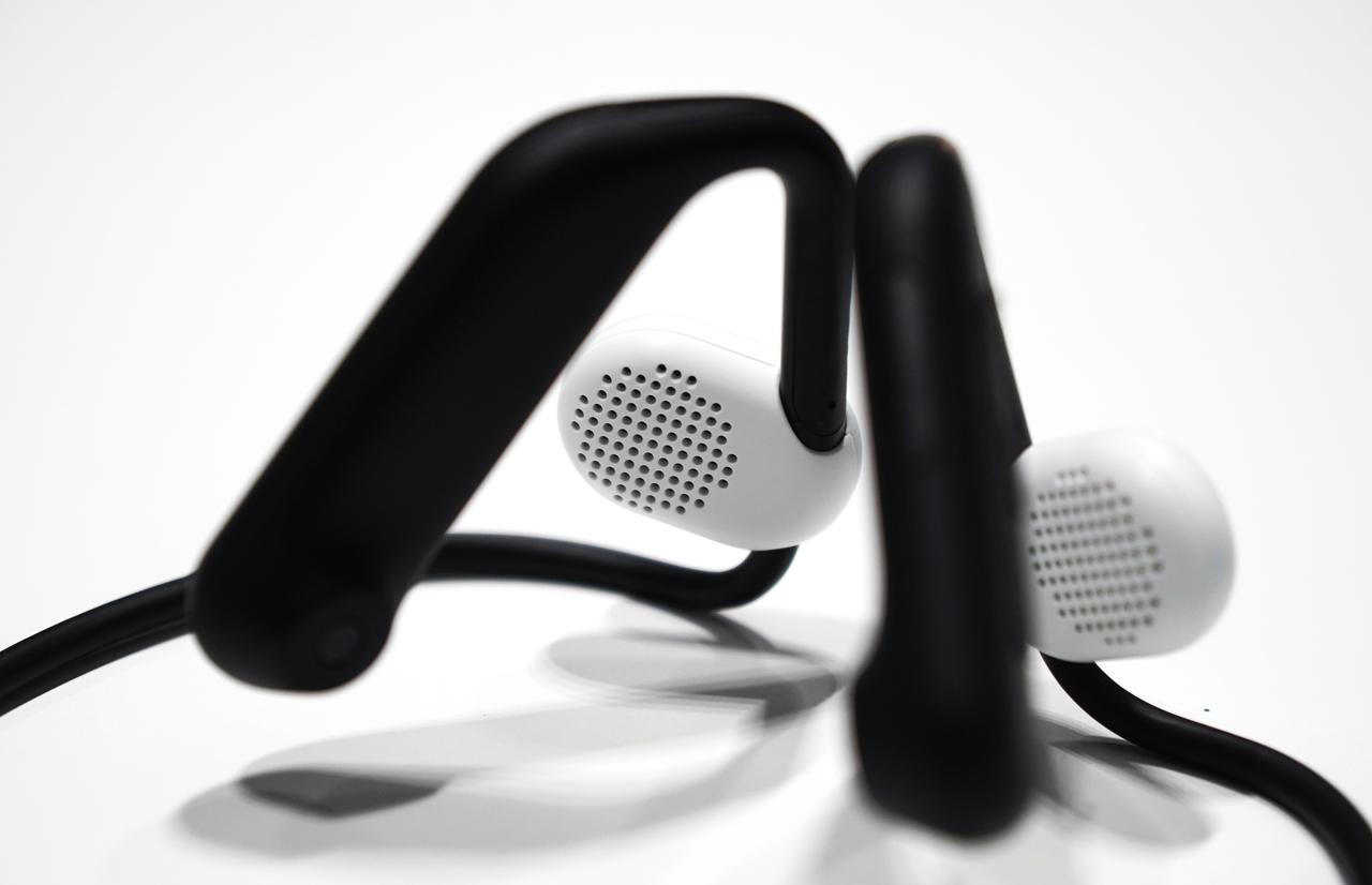 耳を圧迫しないオープンイヤースタイルで音楽を聴けるワイヤレスヘッド