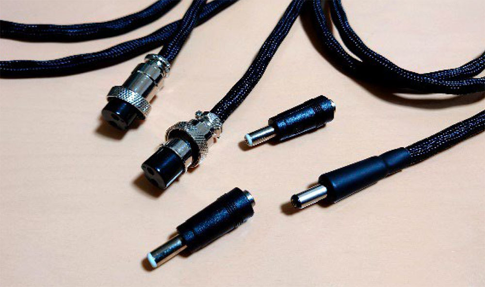 画像: 専用DCケーブルは、長さ1.5mでプラグ外径5.5mm/内径2.1mmが2本付属している。外径5.5mm/内径2.5mm用の変換アダプター付き