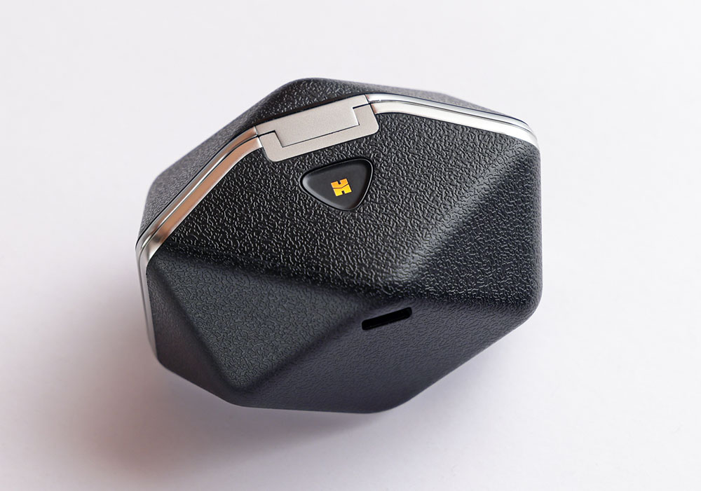 画像: 付属の充電ケースはワイヤレス充電とUSB Type-Cによる有線での充電に対応。USB Type-Cコネクターはケースの底面に配置されている