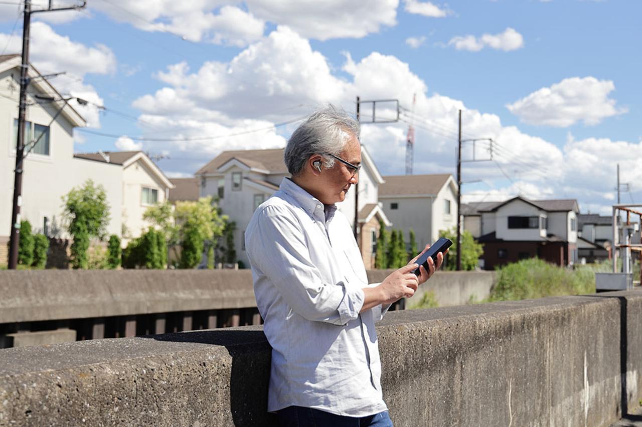 画像: 屋外に「Svanar wireless」を持ち出して、移動時の装着感や音の聴こえ方も確認している