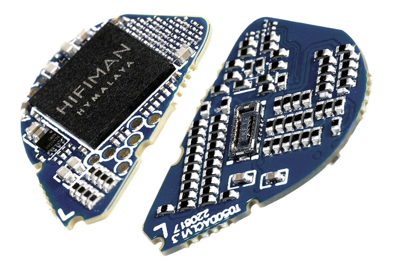 画像: 「Svanar wireless」に搭載されたヒマラヤR2RカスタムDACとアンプモジュールの基板。人差し指に乗るくらいのコンパクトなサイズに収められており、この凝縮度を実現したことよって完全ワイヤレスイヤホンに搭載できたという