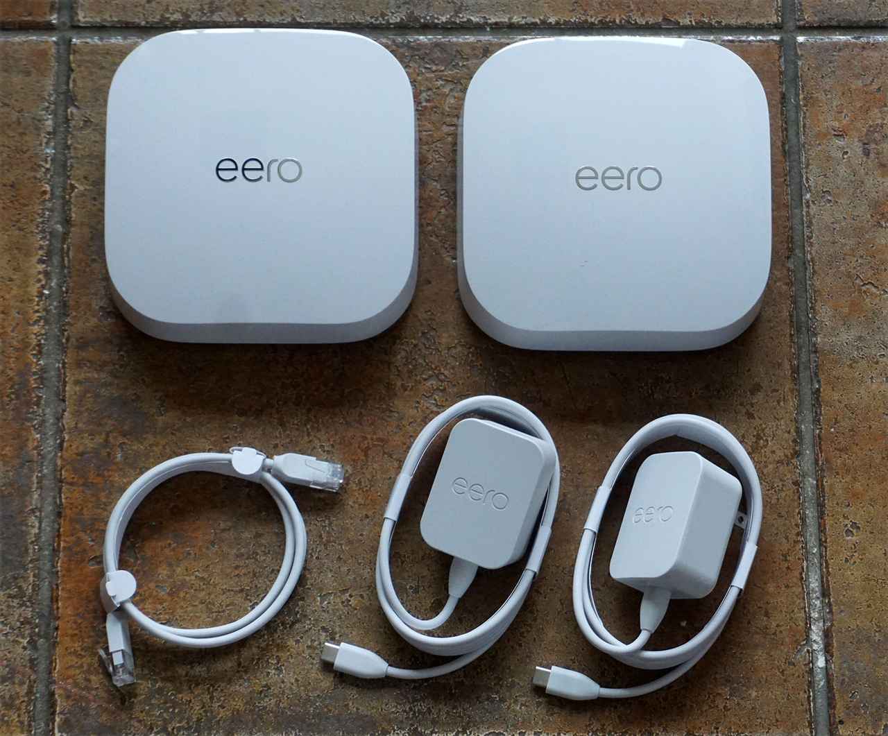 画像: 2台のeero Pro 6EとそれぞれのACアダプター、LANケーブルが同梱されている