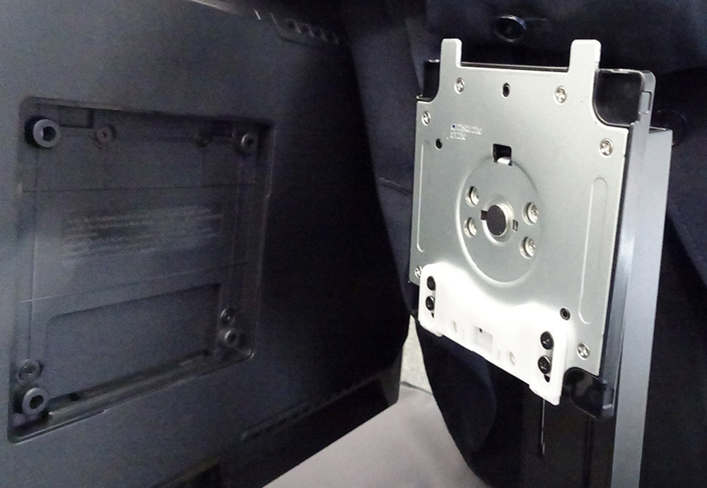 画像: モニターのマウントはVESA規格に対応している