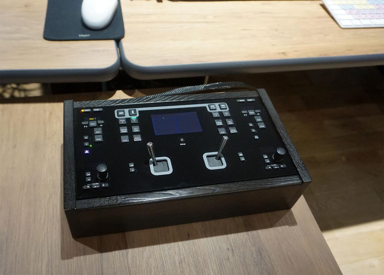 画像: 天井スピーカーはミキサーの席に向けて角度も付けられている。下の写真は音を回す時に使うパンナー