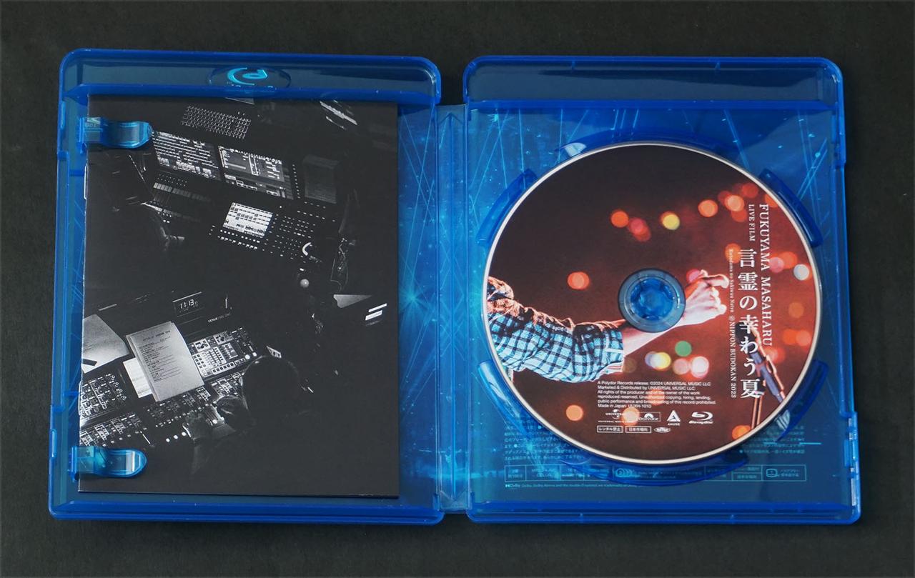 画像: <初回限定盤><通常盤>の両方に、32ページの豪華ライブフォトブックも付属している