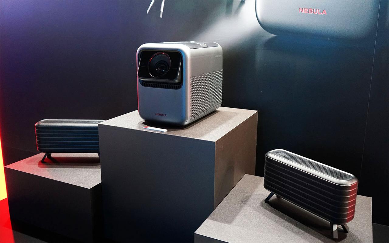 画像: 「Nebula X1」。プロジェクター部は約W186×H246×D282mm(ハンドル部分を除く)、サテライトスピーカーは約W265×H113×D78mm(脚部を除く)というサイズ