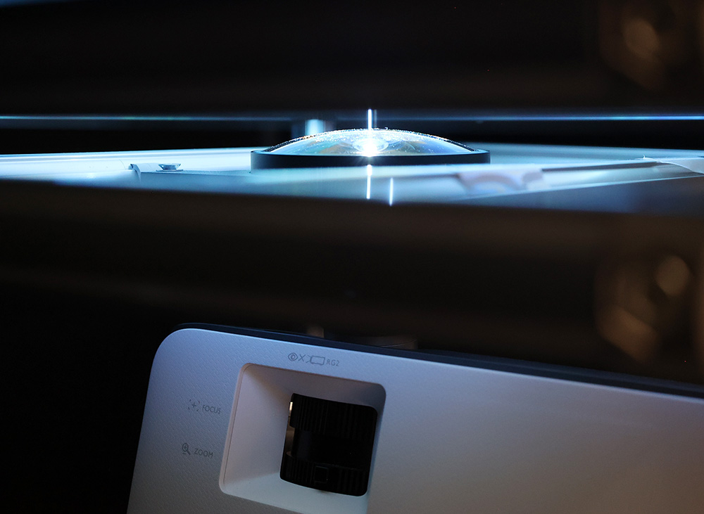 画像: 使用しているプロジェクターはレンズ交換不可なので、専用の治具を作り、レンズ前面に魚眼レンズを接写している