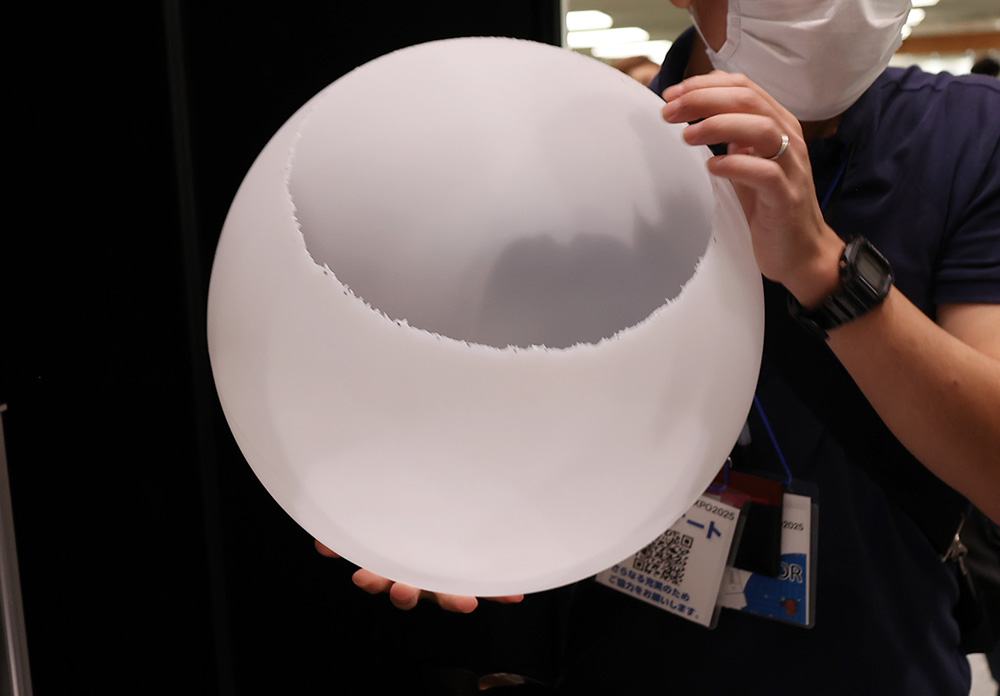 画像: 球体の裏側？　球体の一部分が切り取られている