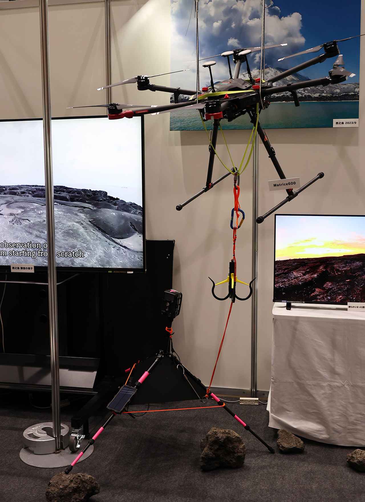画像: ドローンとカメラ（＋三脚）。島には立ち入りができないため、ドローンを使って定点カメラを設置する。通常のカメラや360度カメラなどがある。頻繁に回収できない（10日ほど設置しっぱなしになる）ので、撮影インターバルは比較的長め。噴火しても鳥は逃げない（音に驚かないのか？）、渡り鳥に運ばれてきたシラミバエが繁殖している、などが分かった