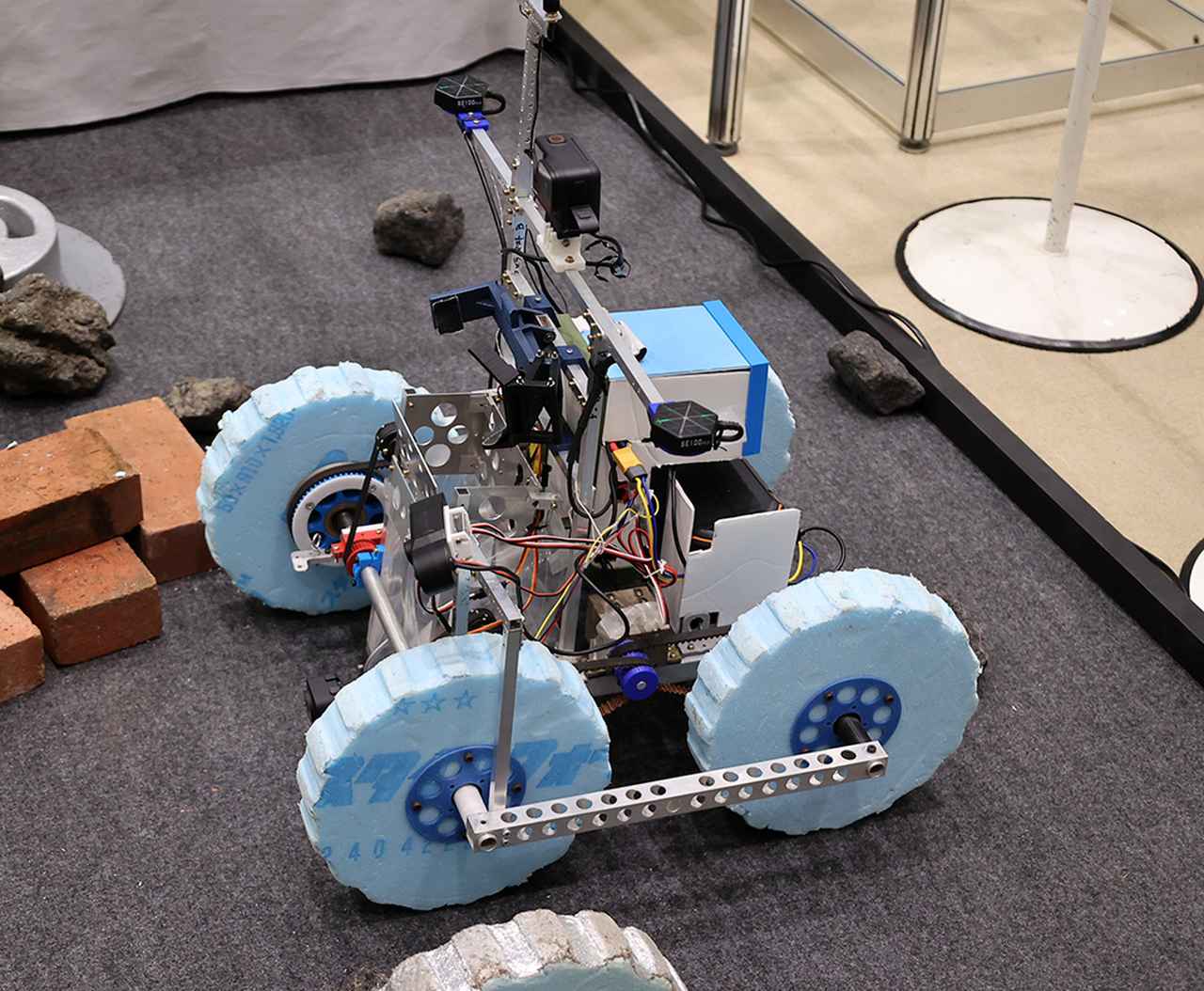 画像: 地表探査用のローバー（車両）。軽くするためにタイヤは発泡スチロール（すぐに交換できる）