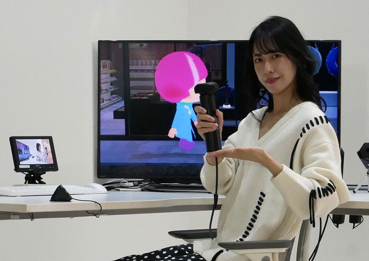 画像: 体感リモコンはグリップ部分にペルチェ素子が埋め込まれており、温度変化も表現できる。上部からは匂いも