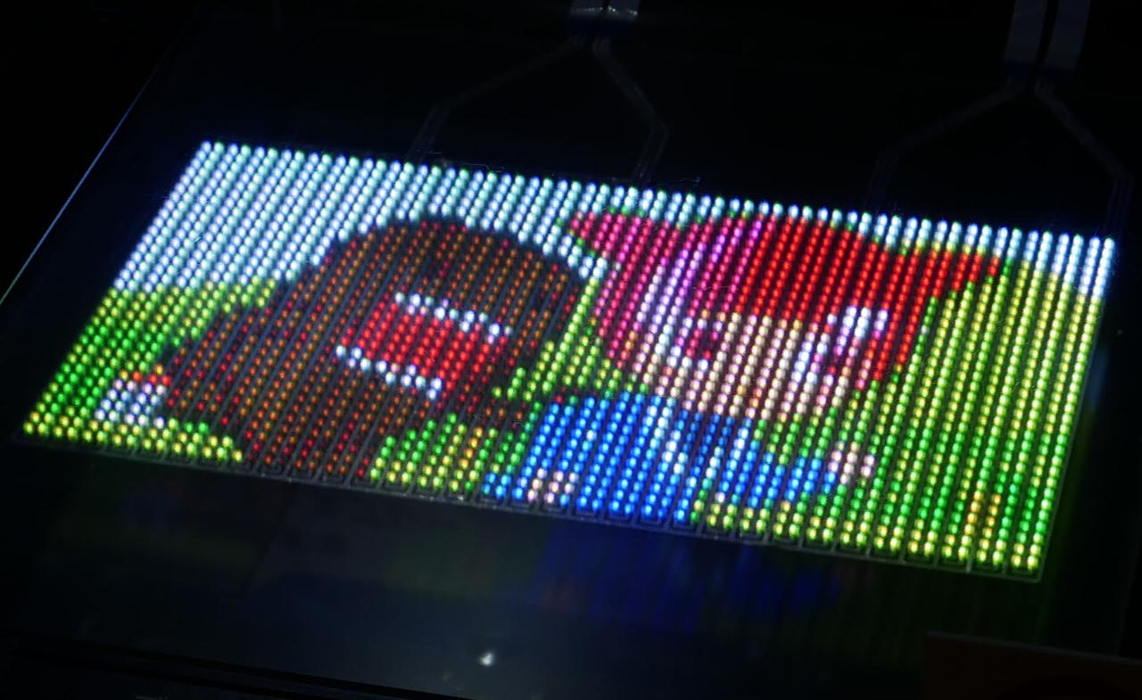 画像: 水平64×垂直32個のLEDを備える。LEDを間のピッチも4mmまで狭くなっっている