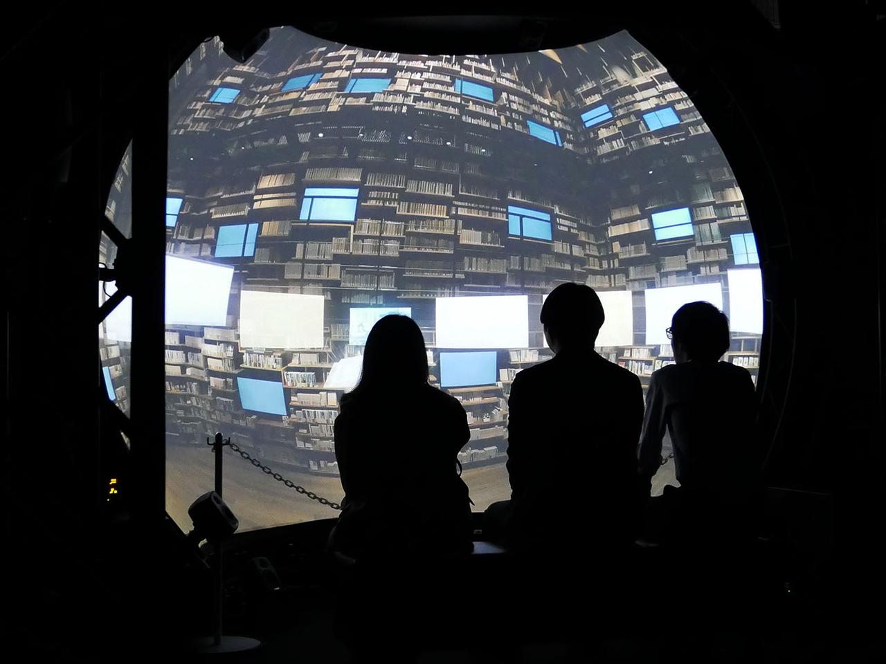 画像: ドーム状のスクリーンに15Kの映像を投写