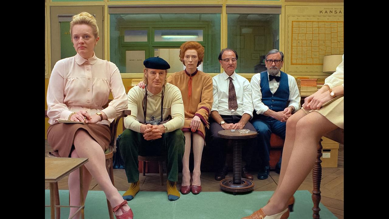 画像: ウェスが求めたのは「現在のパリのようでありながら、ジャック・タチの映画に出てくるのパリの街」だった。最終的にアングレーム(フランス西部シャラント県の県都)の街並みを主要デザインの基調にした。セットデコレーターのレナ(ディアンジェロ)が『赤い風船』『大人は判ってくれない』『はなればなれに』『女と男のいる舗道』といった映画からインスピレーションを得て、ウェスと一緒に1800年代半ばから1960年代のパリの広範な写真コレクションを調べ上げた。もっと汚かった頃のパリ、まだ美しかったけれど薄汚れていた頃のパリの雰囲気を掴み、セットに落とし込み、カメラに収めることに努めた。美術監督アダム・ストックハウゼン