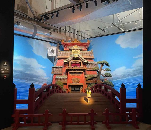 画像: 『千と千尋の神隠し』から、油屋に戻る千尋の様子 © 2001 Hayao Miyazaki/Studio Ghibli, NDDTM