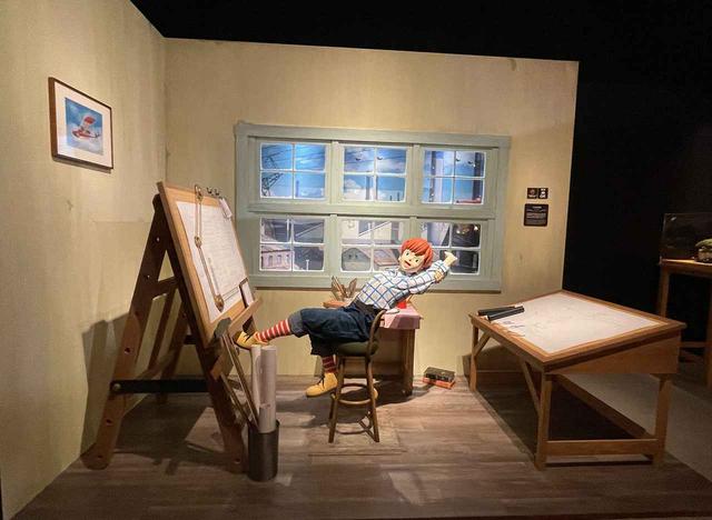 画像: サボイアS-21の隣には、作品中にも登場したフィオの仕事部屋も再現 © 1992 Hayao Miyazaki/Studio Ghibli, NN