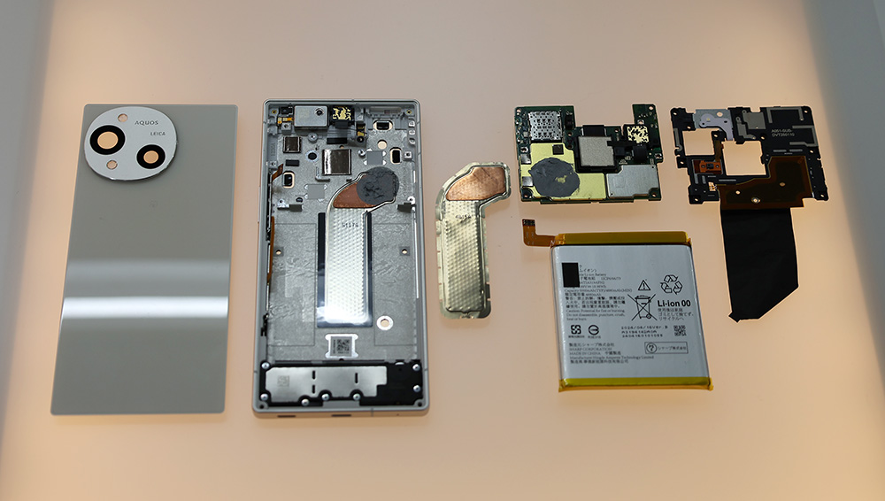 画像: 中央の金色のものが、新製品に搭載の、放熱性を高めたパーツ