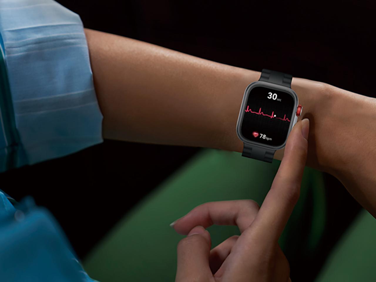 画像: 心電図の測定方法は、スマホを装着した腕をテーブル又は膝の上に平らに置き、反対の手の指でウォッチの右側面下側にあるボタンに約30秒触れることで、ボタンに内蔵された電極と心電図アプリケーションが連携し、電気信号を読み取ってくれる