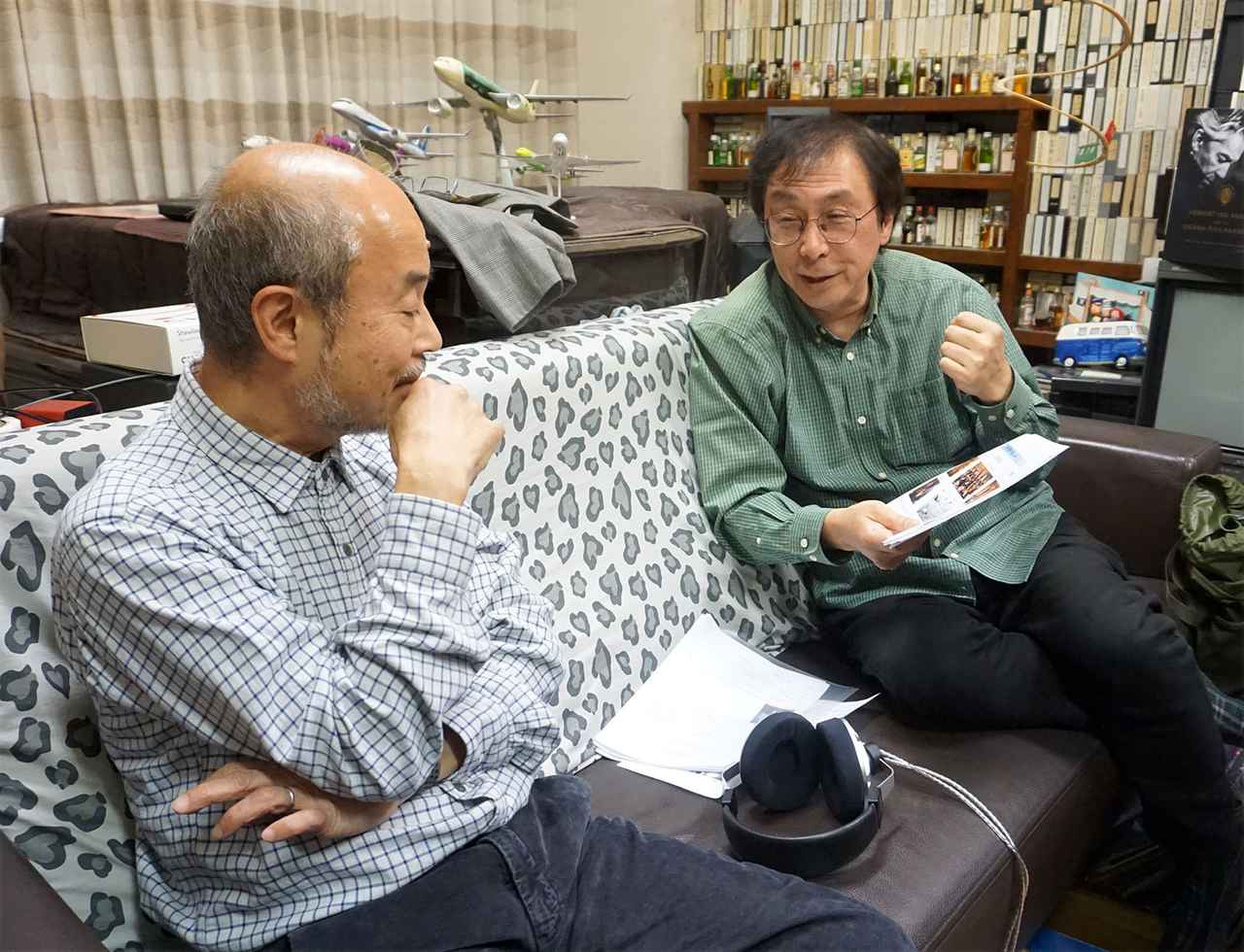 画像: ヘッドホンでのイマーシブ体験について蘊蓄に富んだお話を繰り広げる、入交さん(左)と投野さん(右)