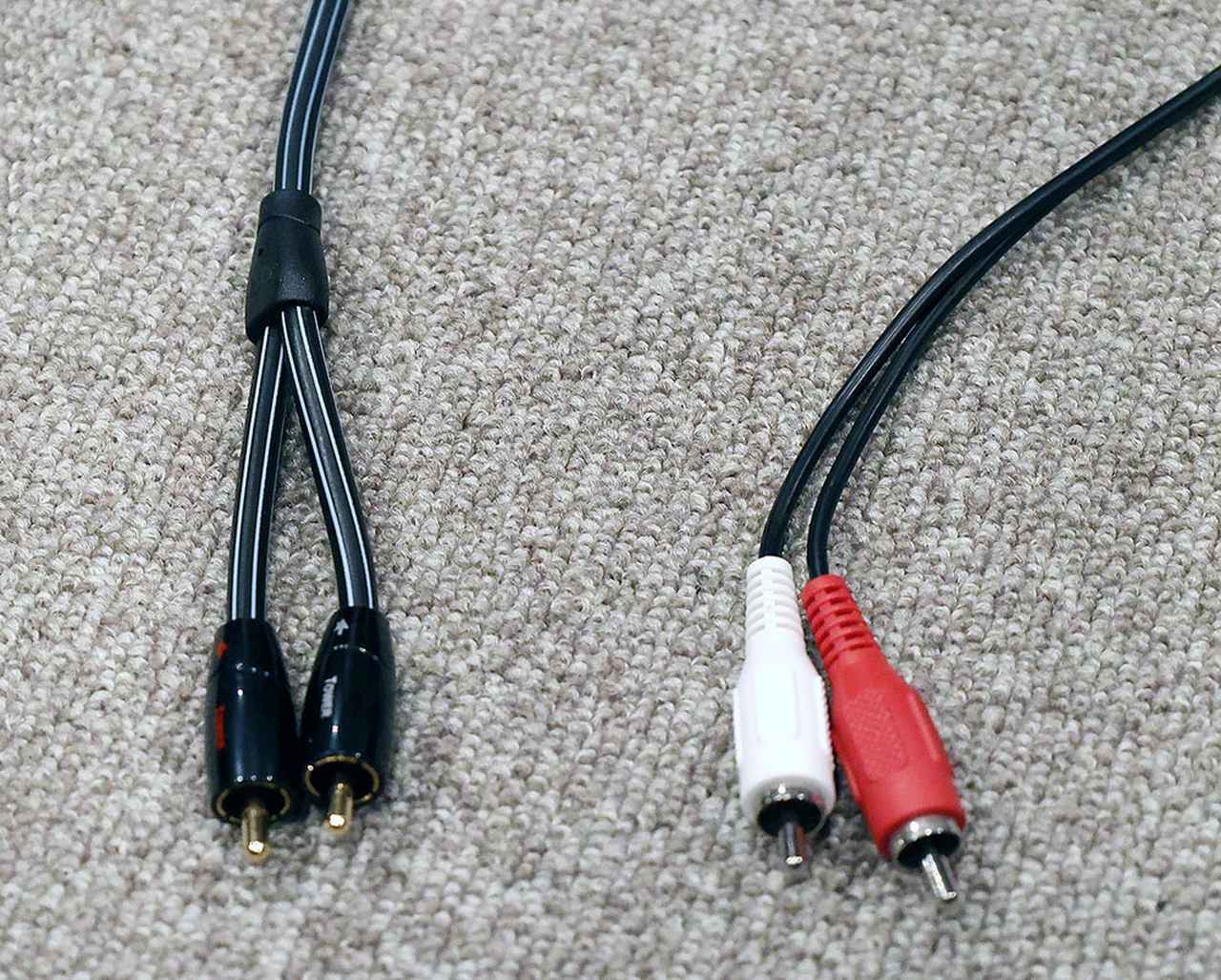 画像: 左が「TOWER RCA」で、右は「DCD-600NE」の付属ケーブル