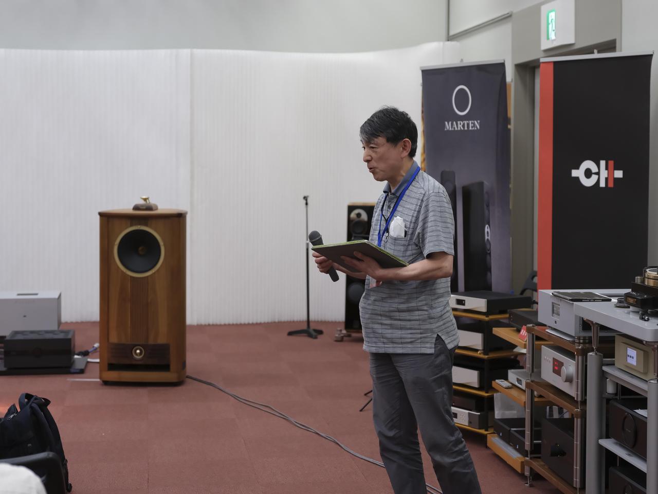 画像: 「話題のネットワークプレーヤー」イベントでプレゼンをするスフォルツァート小俣氏