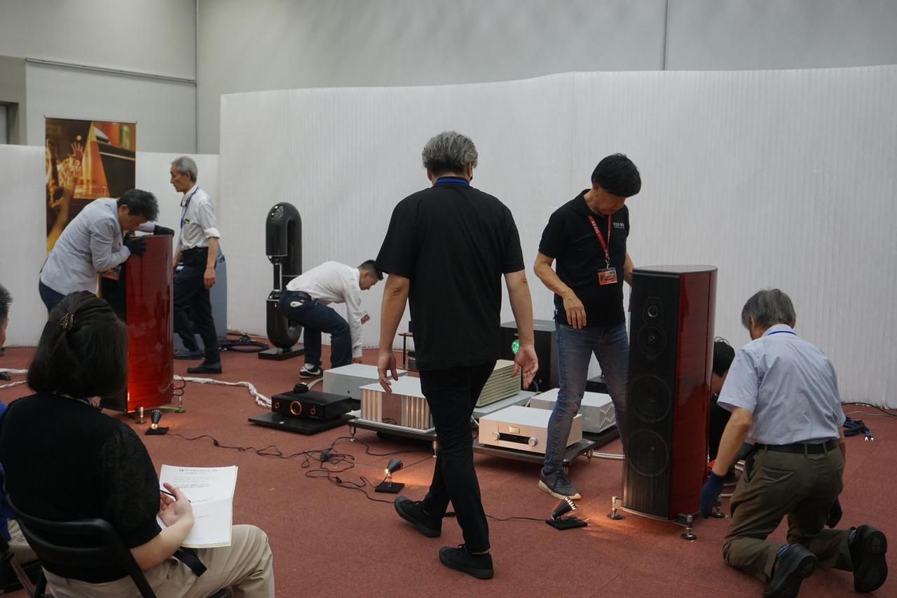 画像: ハイエンドスピーカー対決では、Zellaton「PLURAL EVO」、Wilson Audio「Sasha Ⅴ」、Sonus faber「Amati G5」が登場。各企業が協力し合ってスピーカーを入れ替えている様子