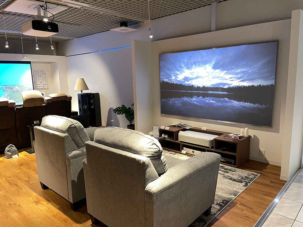 画像: ホームシアターファクトリーから、超短焦点プロジェクター用AVラック「HF-PB1600」に新色ブラック／ホワイトを追加