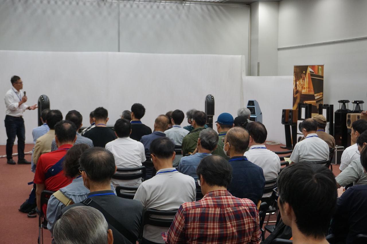 画像: 無指向型スピーカー対決では、Bayz Audio「Courante2.0」、German Physiks「Borderland MK4」、AudioNec「EVO2」といった個性的なデザインが来場者の注目を集める
