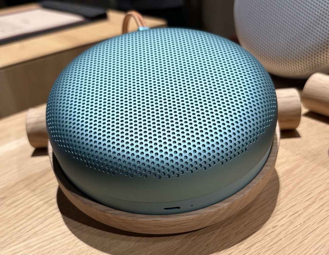 画像: スタンドに乗せた状態で充電ができるよう、Beosound A1 3rd Genを置く部分の深さも計算している