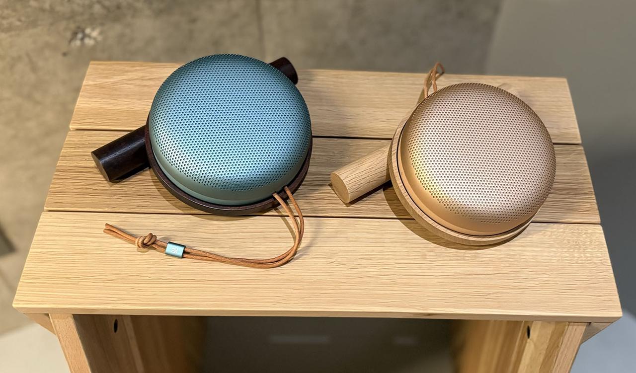 画像: Beosound A1 3rd Genを専用スタンドにセットしたところ。写真は斜め上に向けた状態
