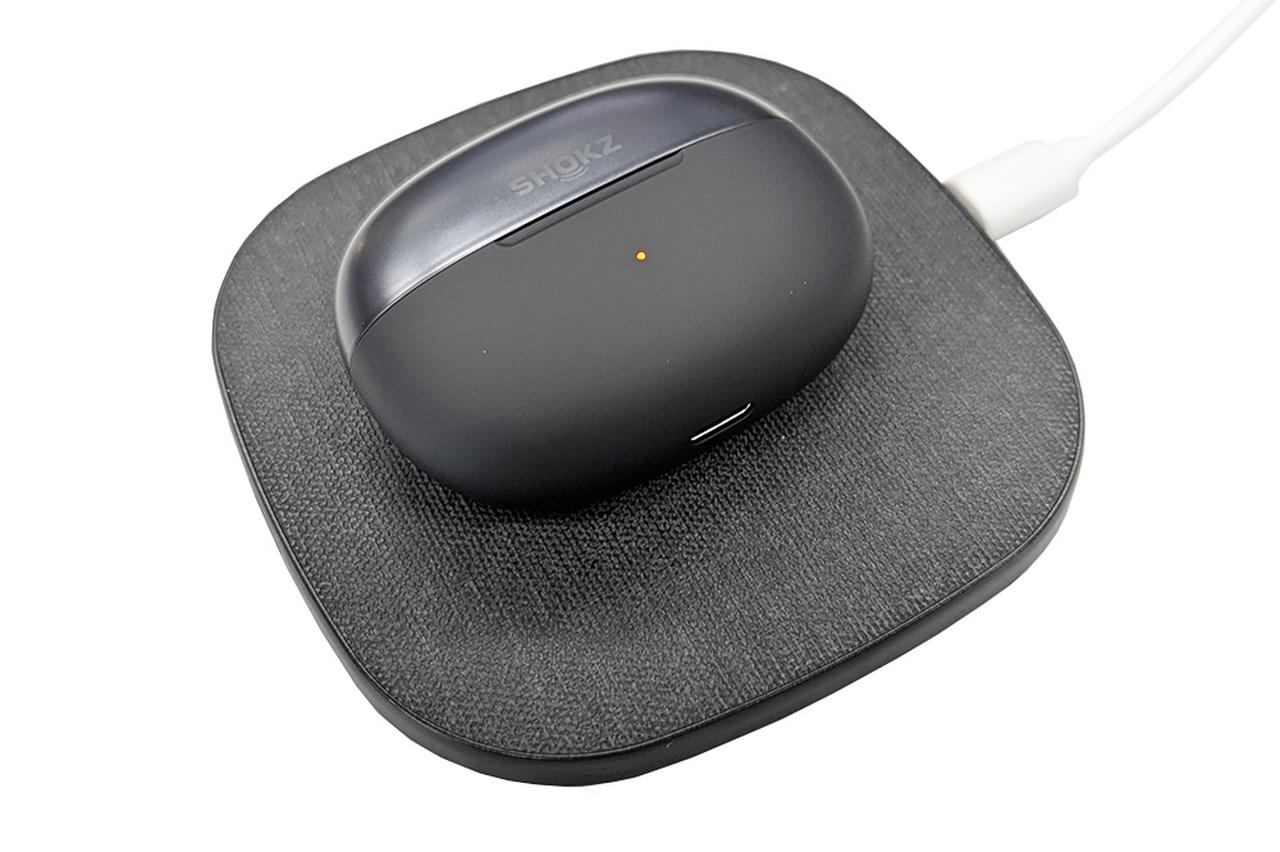 画像: Qi(チー)に対応しているから、ワイヤレスで充電することができる。もちろん、有線でも充電可能だ